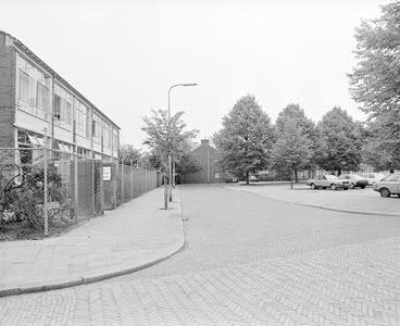 882522 Gezicht op de Laan van Engelswier te Utrecht, vanaf de Schutstraat, met links het leegstaande schoolgebouw Laan ...